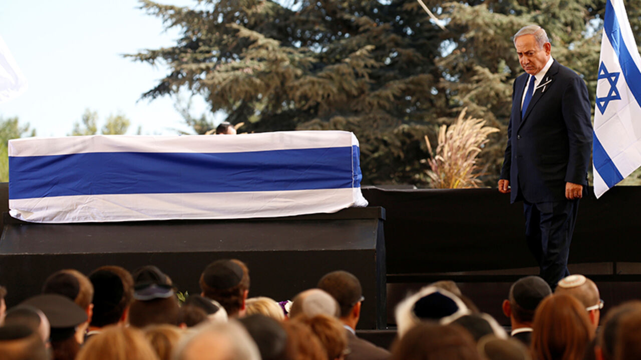 ISRAEL-PERES/ Israeli Prime Minister Benjamin Netanyahu walks past the casket of former Israeli president Shimon Peres after speaking at his funeral at the Mount Herzl cemetery in Jerusalem, September 30, 2016. REUTERS/Kevin Lamarque - RTSQ6C5