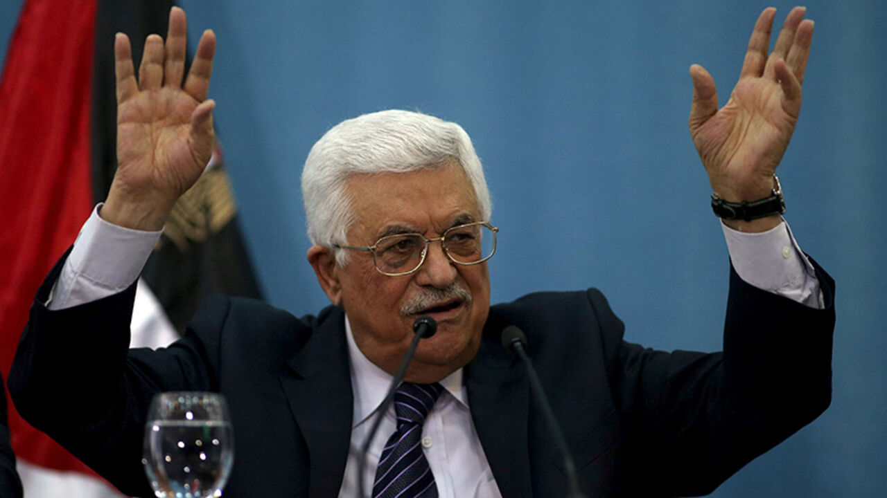 PALESTINIANS-ISRAEL/ABBAS Palestinian President Mahmoud Abbas gestures as he speaks to the media in the West Bank city of Ramallah January 23, 2016. REUTERS/Mohamad Torokman/File Photo - RTSQJL8