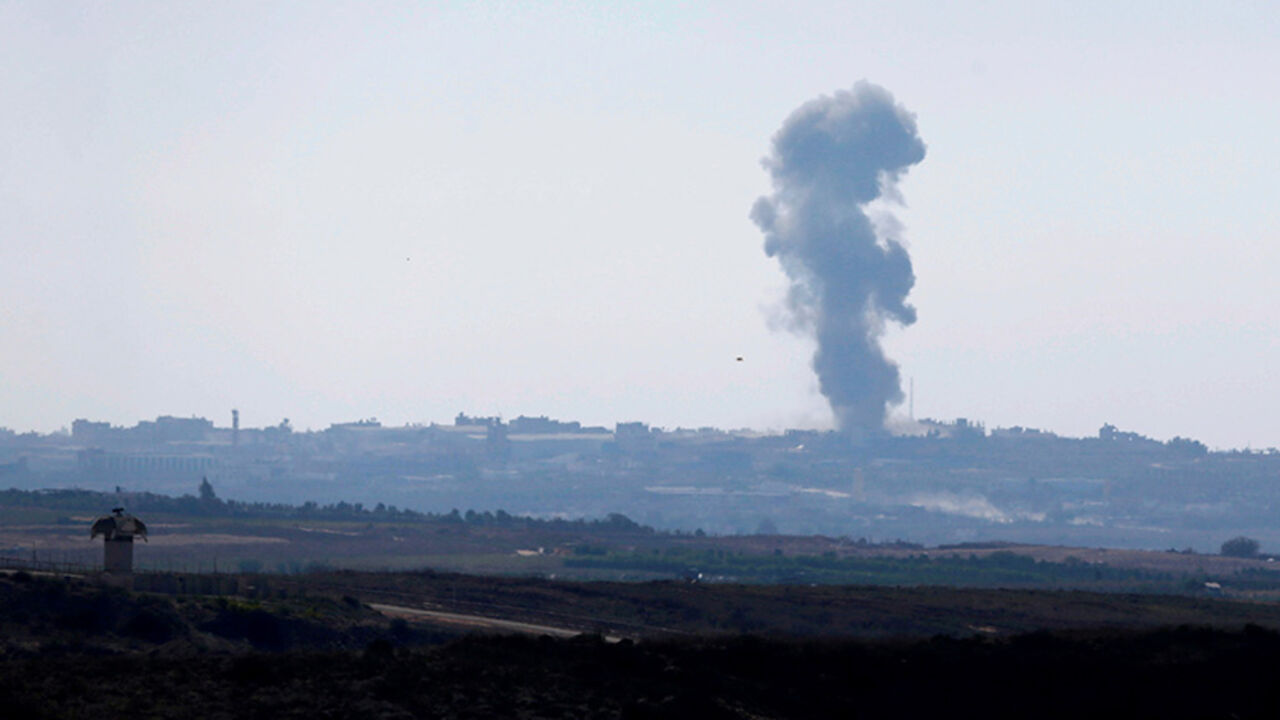 ISRAEL-PALESTINIANS/ Smoke rises following an Israeli air strike on the Gaza Strip hours after a rocket launched from the Palestinian enclave hit the Israeli border town of Sderot, as seen from the Israeli side of the border with Gaza October 5, 2016. REUTERS/Amir Cohen - RTSQVVB