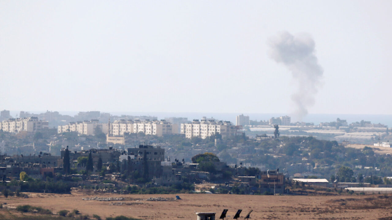 ISRAEL-PALESTINIANS/ Smoke rises following an Israeli air strike on the Gaza Strip hours after a rocket launched from the Palestinian enclave hit the Israeli border town of Sderot, as seen from the Israeli side of the border with Gaza October 5, 2016. REUTERS/Amir Cohen - RTSQVVG