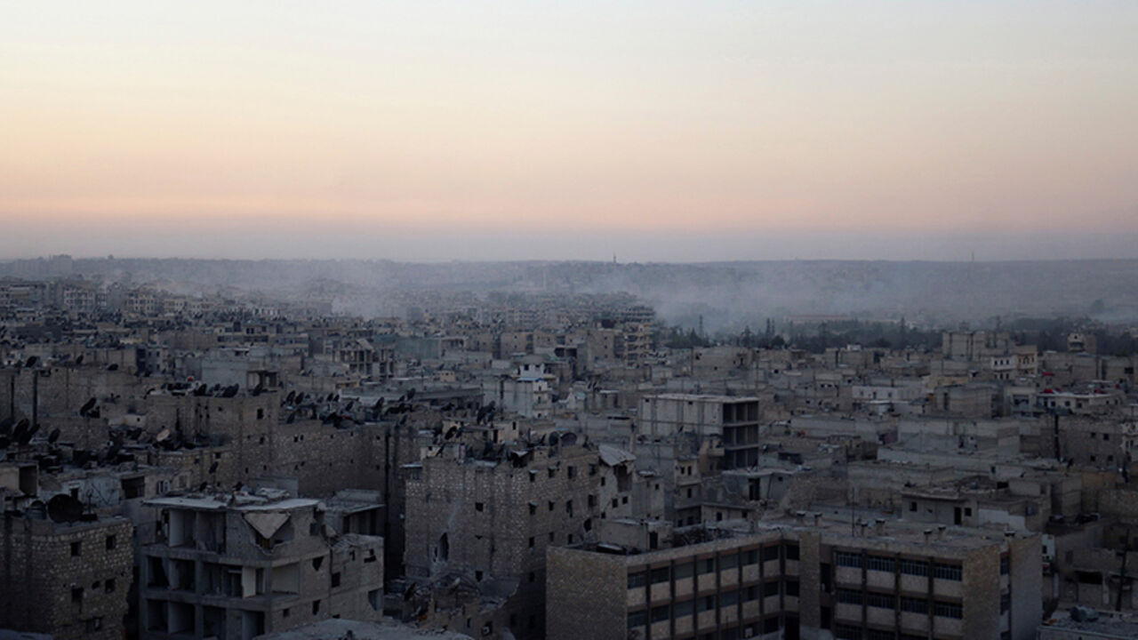 MIDEAST-CRISIS/SYRIA-ALEPPO Smoke rises from Bustan al-Basha neighborhood of Aleppo, Syria, October 5, 2016. REUTERS/Abdalrhman Ismail - RTSQXEG