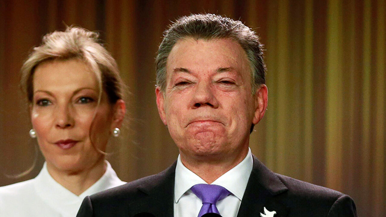 NOBEL-PRIZE/PEACE Colombia's President Juan Manuel Santos reacts as he addresses the media next to his wife and first lady Maria Clemencia de Santos, after winning the Nobel Peace Prize, at Narino Palace in Bogota, Colombia, October 7, 2016. REUTERS/John Vizcaino TPX IMAGES OF THE DAY - RTSRAJC