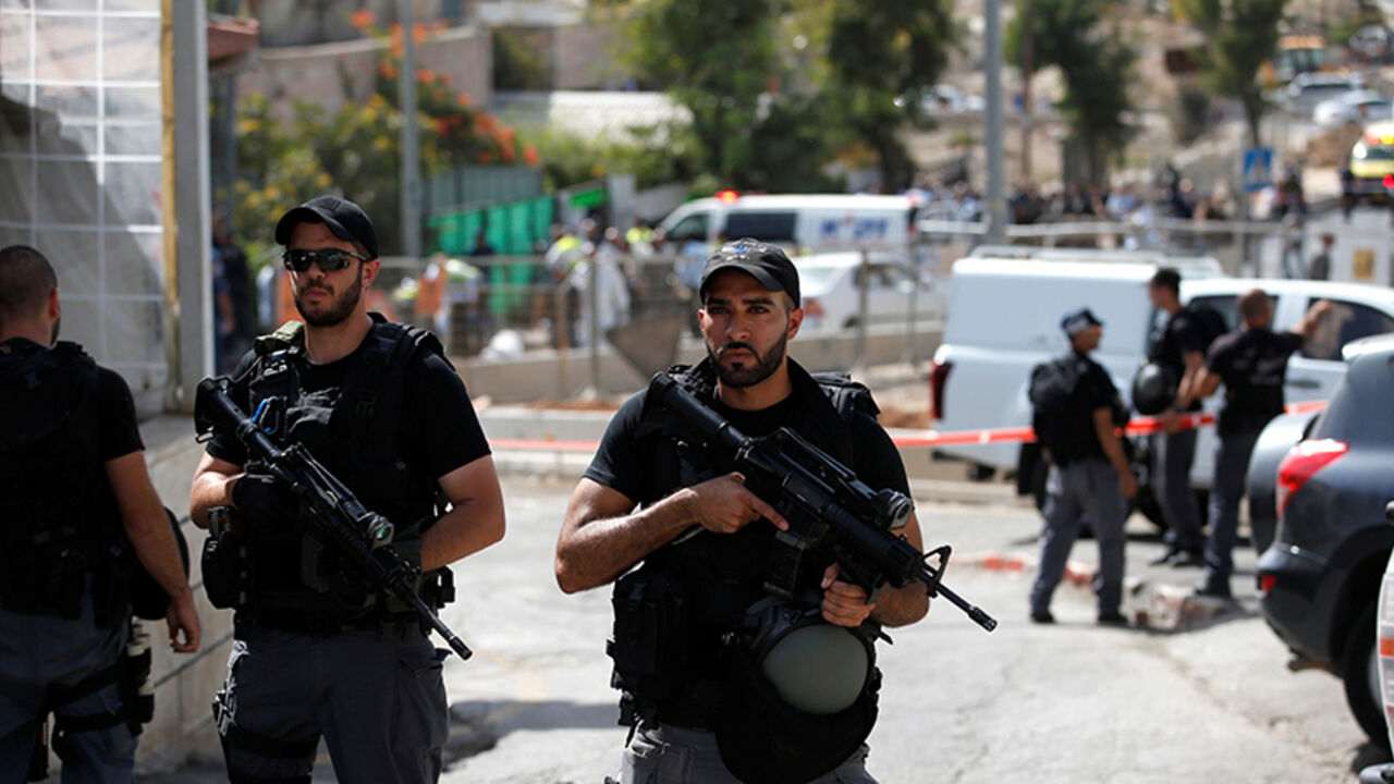 ISRAEL-PALESTINIANS/VIOLENCE Israeli riot policemen secure the area following a shooting incident in what an Israeli police spokesperson described as a terrorist attack, in Sheikh Jarrah in East Jerusalem October 9, 2016. REUTERS/Ronen Zvulun - RTSRF90