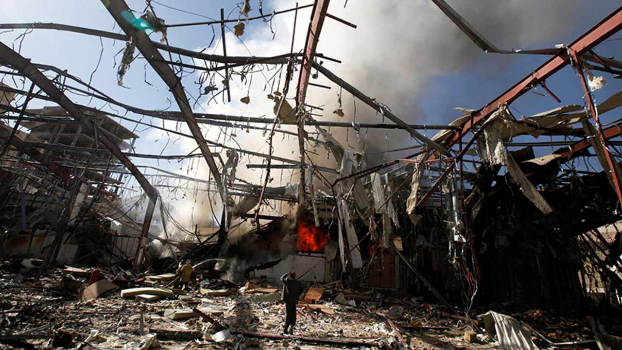 YEMEN-SECURITY/AIRSTRIKE Smoke rises at a community hall where Saudi-led warplanes struck a funeral in Sanaa, the capital of Yemen, October 9, 2016. REUTERS/Khaled Abdullah TPX IMAGES OF THE DAY - RTSRFSR