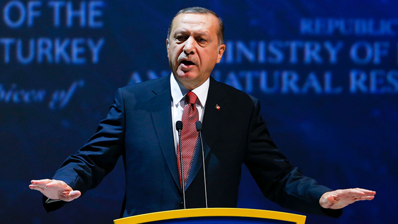 ENERGY-SUMMIT/ Turkish President Tayyip Erdogan delivers a speech during the 23rd World Energy Congress in Istanbul, Turkey, October 10, 2016. REUTERS/Murad Sezer - RTSRM4N