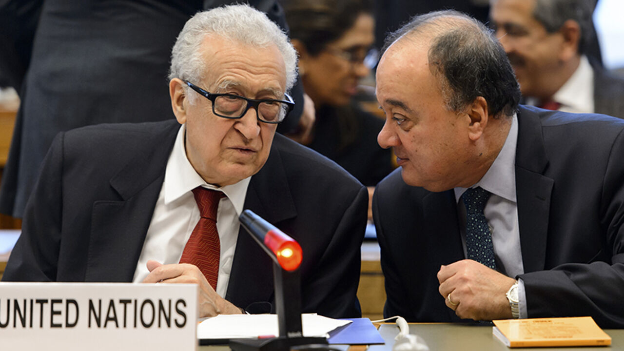 SYRIA-CONFLICT/ Lakhdar Brahimi (L), the U.N. envoy on Syria, speaks with his deputy Nasser Al-Kidwa before a meeting at the United Nations offices in Geneva December 20, 2013. REUTERS/Fabrice Coffrini/Pool (SWITZERLAND - Tags: POLITICS) - RTX16PNS
