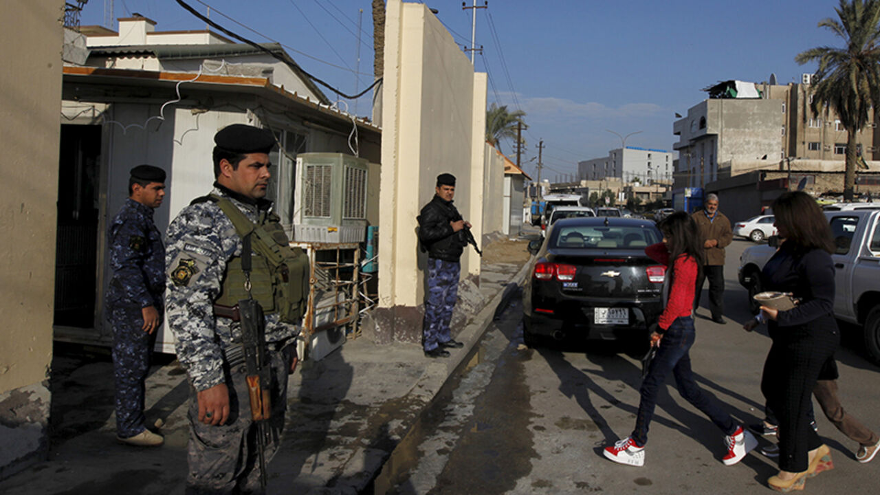 CHRISTMAS-SEASON/ Members of Iraqi security forces stand guard as Christians attend a mass at a church in Baghdad December 25, 2015. REUTERS/ Ahmed Saad - RTX201GI