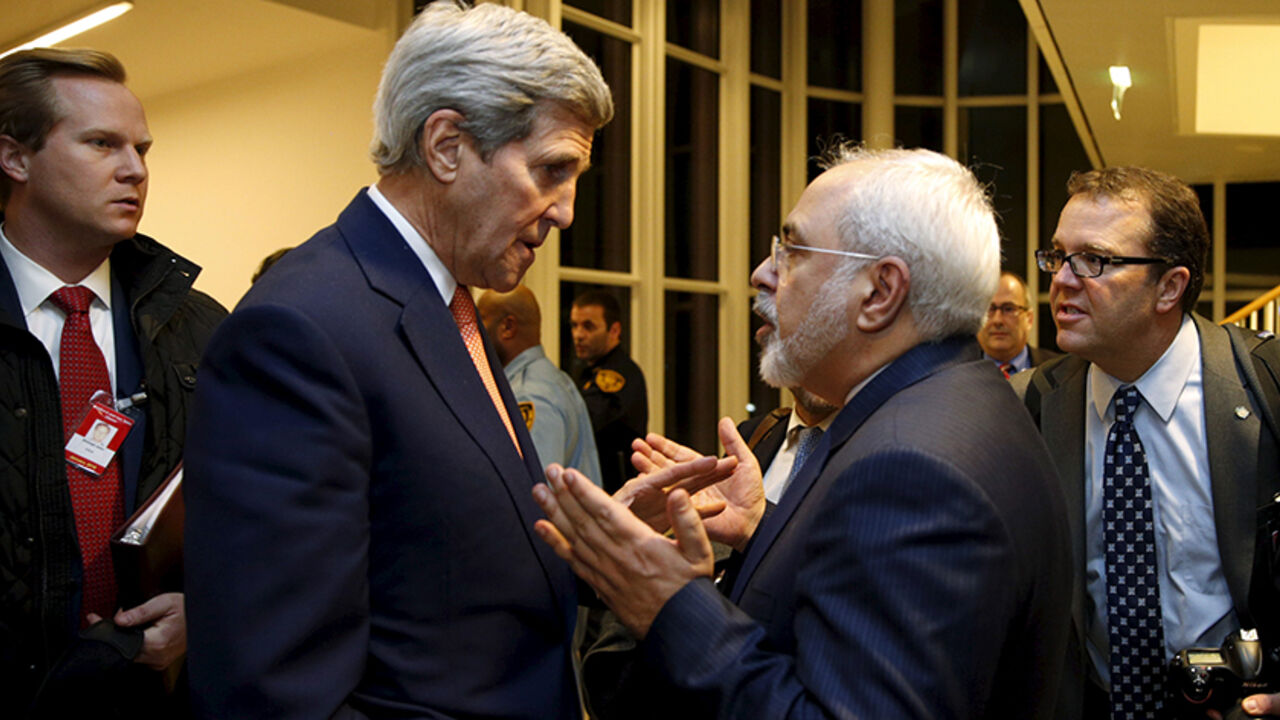 IRAN-NUCLEAR/ U.S. Secretary of State John Kerry talks with Iranian Foreign Minister Javad Zarif after the International Atomic Energy Agency (IAEA) verified that Iran has met all conditions under the nuclear deal, in Vienna January 16, 2016. REUTERS/Kevin Lamarque TPX IMAGES OF THE DAY - RTX22PAD