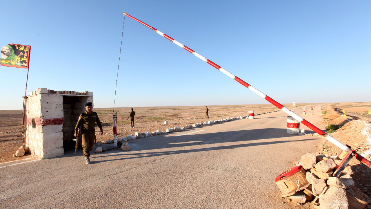MIDEAST-CRISIS/IRAQ A member from the Iraqi security forces stands guard at a checkpoint during a patrol at the border between Iraq and Saudi Arabia, February 17, 2016. Picture taken February 17, 2016. REUTERS/Alaa Al-Marjani - RTX27OUC