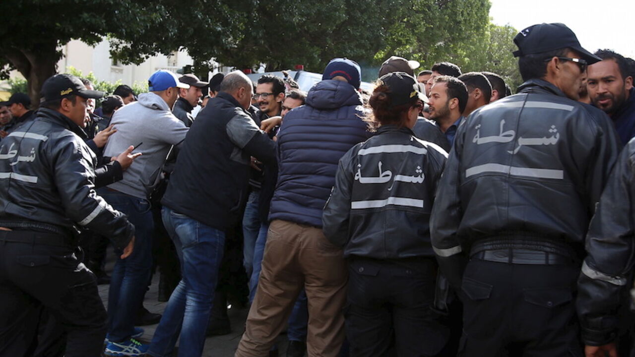 TUNISIA-PROTESTS/ Unemployed graduates clash with riot police during a demonstration to demand the government provide them with job opportunities in Tunis, Tunisia April 9, 2016. REUTERS/Zoubeir Souissi - RTX298WV