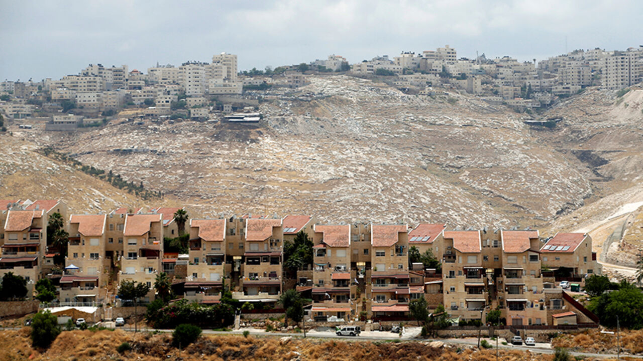 Houses are seen in the West Bank Jewish settlement of Maale Adumim as the Palestinian village of Al-Eizariya is seen in the background May 24, 2016. REUTERS/Baz Ratner - RTX2EZIG