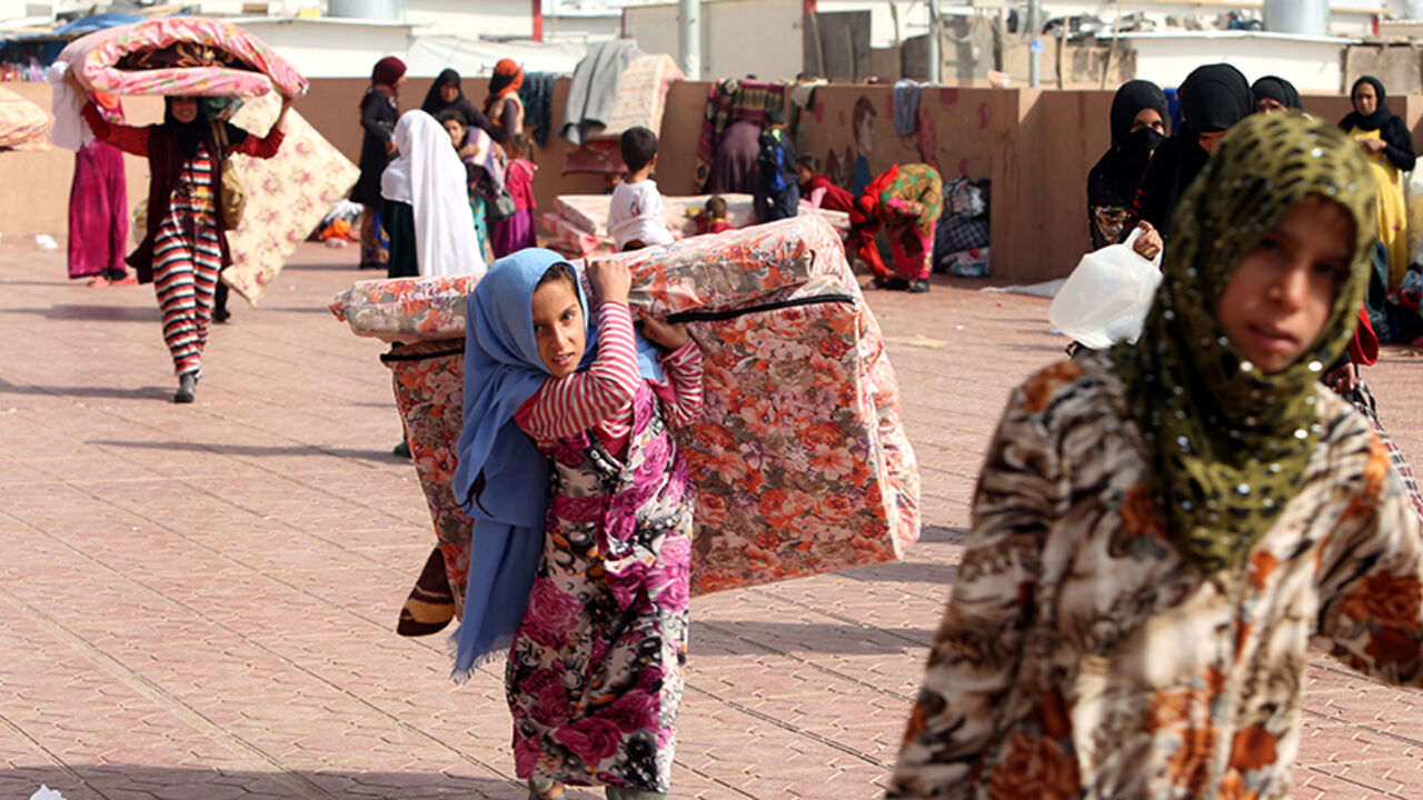 MIDEAST-CRISIS/IRAQ-MOSUL Displaced people who fled Islamic State militants from Mosul receive aid at Deepaka camp in the northwest of Erbil, during an operation to attack Islamic State militants in Mosul, Iraq, October 20, 2016. REUTERS/Alaa Al-Marjani - RTX2PQDQ