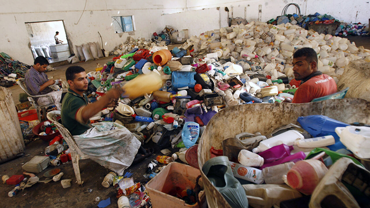 PALESTINIANS/ Palestinian labourers sort plastic containers before they are recycled in a factory in Abasan in the southern Gaza Strip October 25, 2009. REUTERS/Ibraheem Abu Mustafa (GAZA POLITICS ENVIRONMENT) - RTXPZTI
