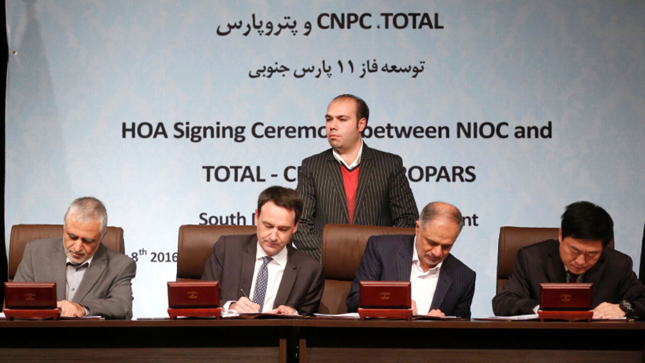 AFP_HV8AF (L-R) Ali Kardor, Managing Director of the National Iranian Oil Company (NIOC), Stephane Michel, Total's head of Middle East exploration and production, Hamid Akbari, Managing Director of Petropars Group and Jean Ping Zhou, China National Petroleum Corporation (CNPC), sign an offshore gas field agreement in Tehran, on November 8, 2016.
Iran signed a deal with France's Total to develop a major offshore gas field, its first big contract with a Western energy firm since sanctions were loosened in January.
/