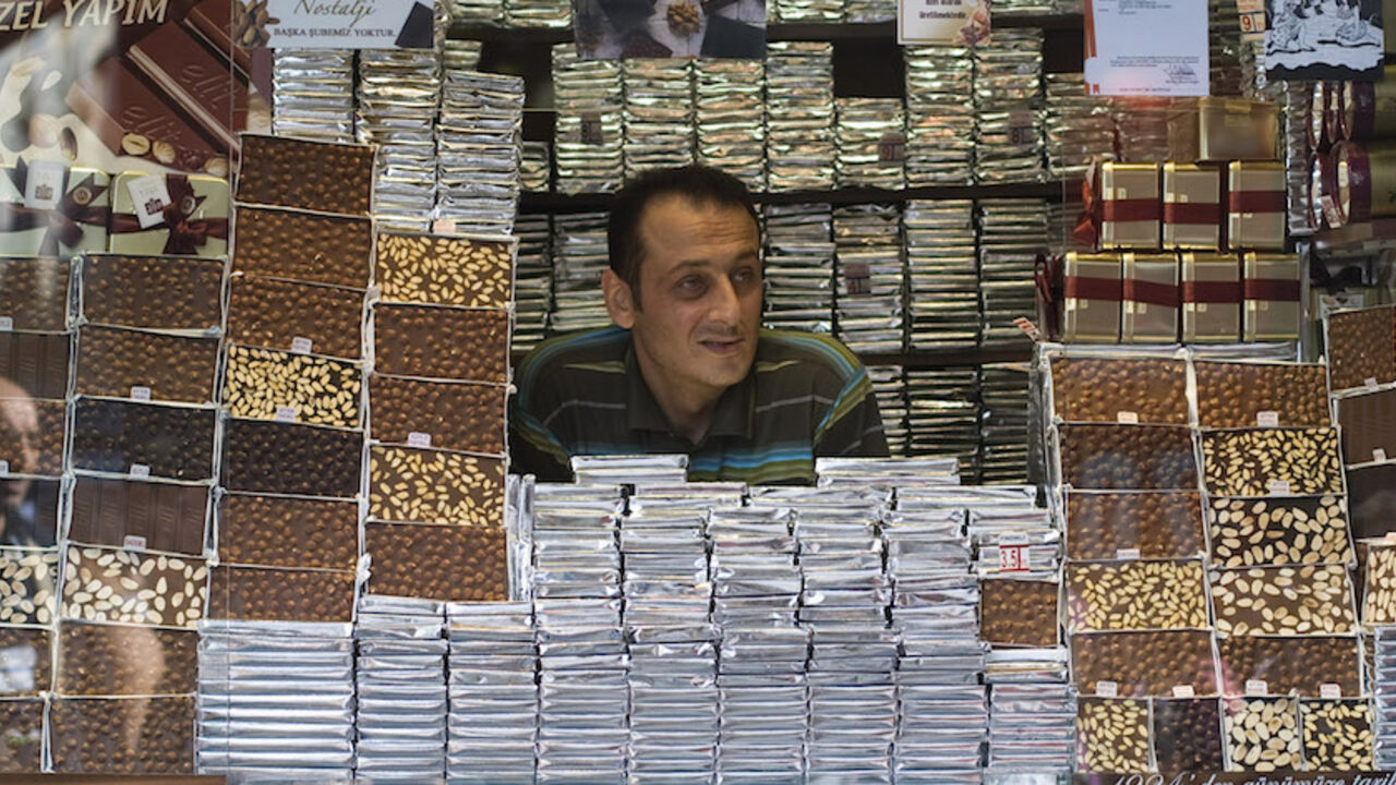 TURKEY/ A chocolate seller waits for customers as he waits in his booth in Istanbul September 22, 2009. REUTERS/Morteza Nikoubazl (TURKEY FOOD BUSINESS) - RTR285V8