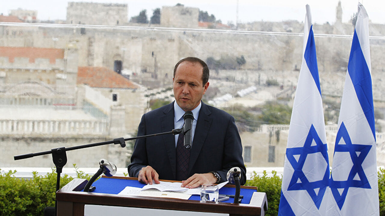 ISRAEL-PALESTINIANS/MAYOR Jerusalem Mayor Nir Barkat speaks during a news conference in Jerusalem February 23, 2015. Barkat and his security guard wrestled a Palestinian attacker to the ground near city hall on Sunday after an ultra-Orthodox Jew was stabbed with a knife at a busy intersection. REUTERS/Ronen Zvulun (JERUSALEM - Tags: POLITICS CRIME LAW) - RTR4QSB2