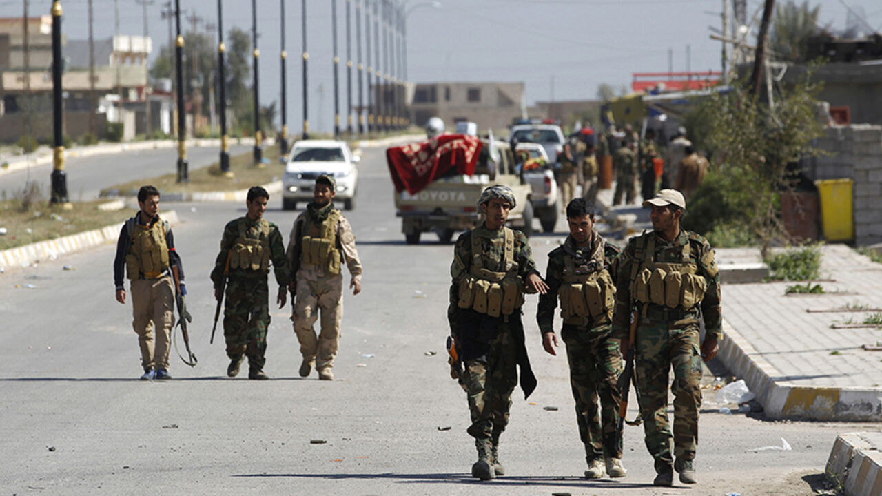MIDEAST-CRISIS/IRAQ Militias known as Hashid Shaabi gather in the streets of the town of al-Alam March 10, 2015. Iraqi troops and militias drove Islamic State insurgents out of the town of al-Alam on Tuesday, clearing a final hurdle before a planned assault on Saddam Hussein's home city of Tikrit in their biggest offensive yet against the ultra-radical group. REUTERS/Thaier Al-Sudani (IRAQ - Tags: POLITICS CIVIL UNREST CONFLICT) - RTR4STTA