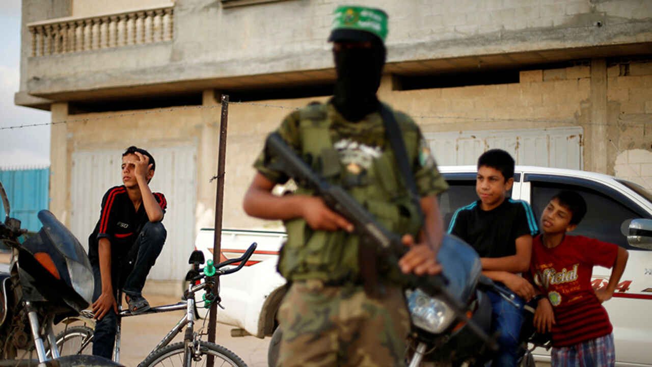 ISRAEL-PALESTINIANS/ Palestinians watch an anti-Israel rally organised by the Hamas movement in Rafah in the southern Gaza Strip July 29, 2016. REUTERS/Suhaib Salem - RTSKAVD