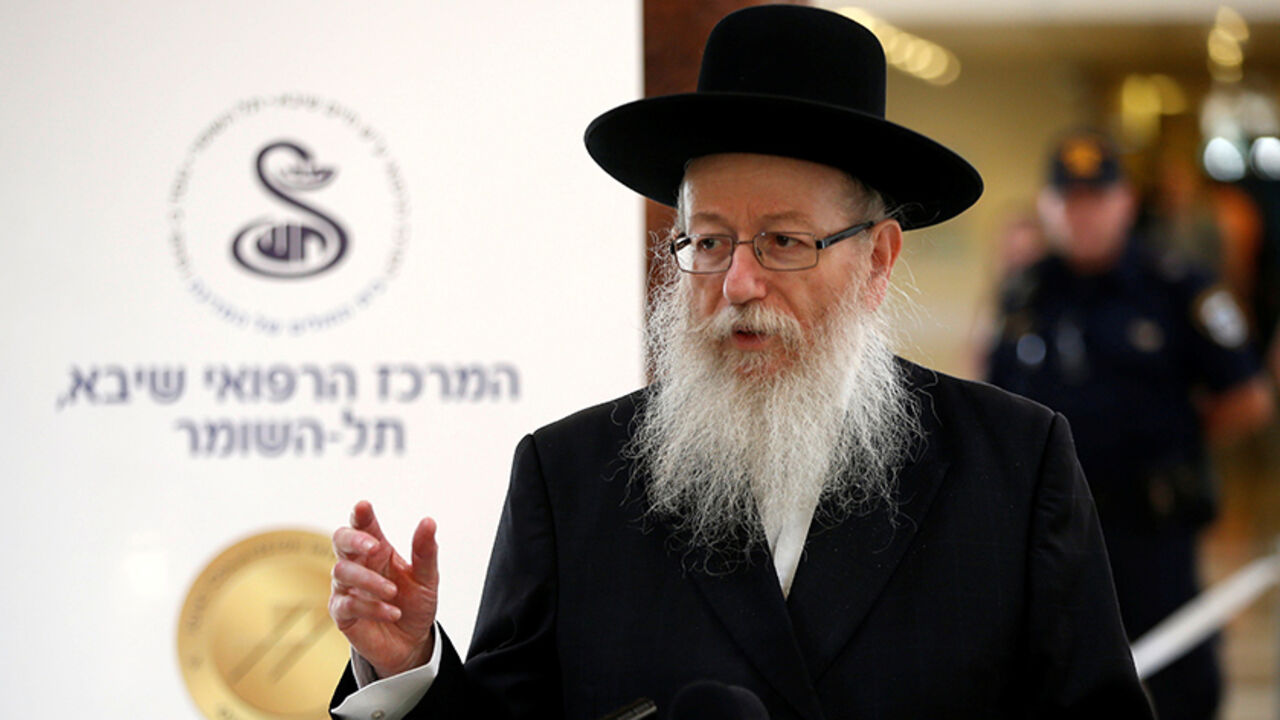 ISRAEL-PERES/ Israeli Health Minister Yaakov Litzman speaks during a briefing to members of the media on the medical condition of former Israeli President Shimon Peres a day after he suffered a stroke, at a hospital near Tel Aviv, Israel September 14, 2016. REUTERS/Baz Ratner - RTSNPU9