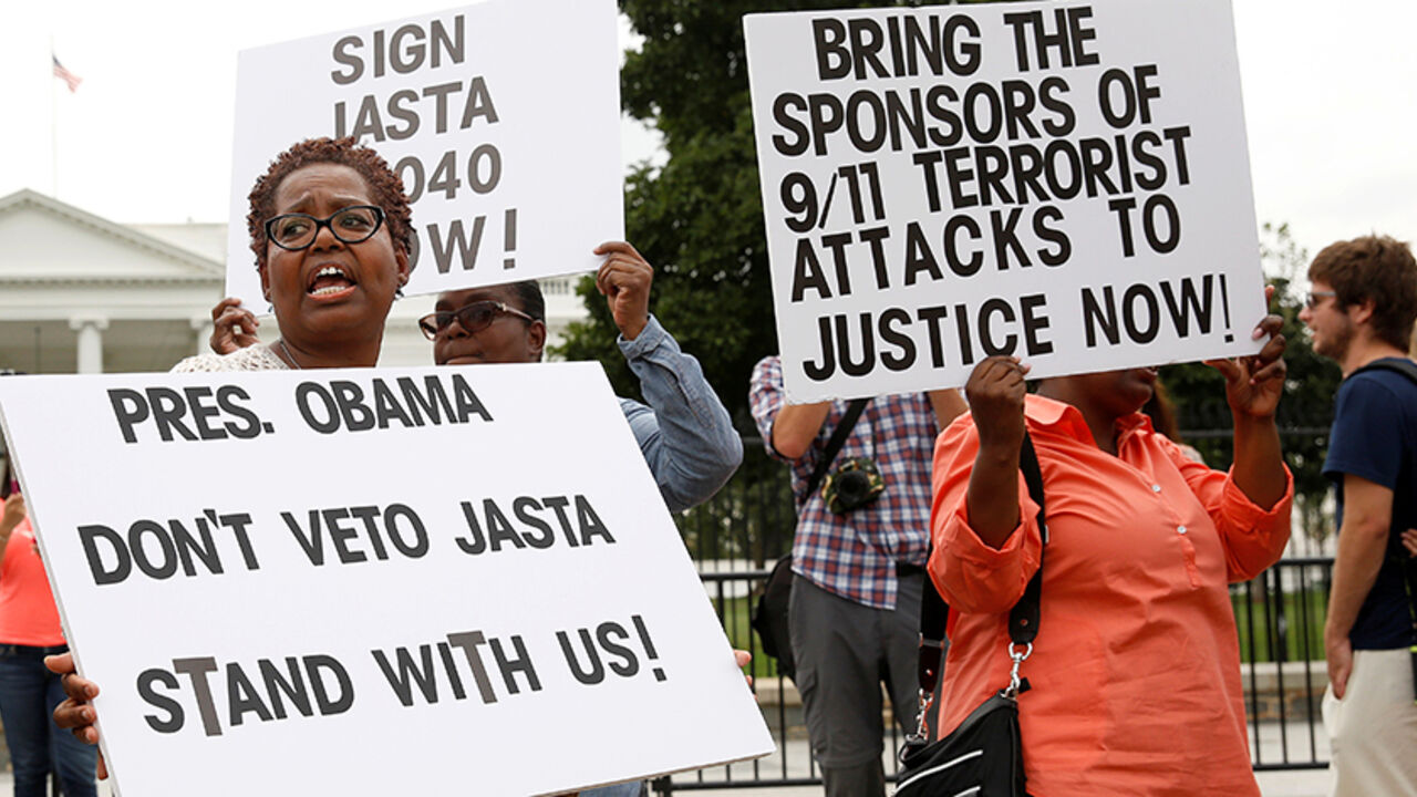 USA-SEPT11/SAUDI-WHITEHOUSE Protesters and family members of 9/11 victims protest in front of the White House regarding President Barack Obama's threatened veto of the Justice Against Sponsors of Terrorism Act (JASTA) in Washington, U.S., September 20, 2016. REUTERS/Gary Cameron - RTSOMWN