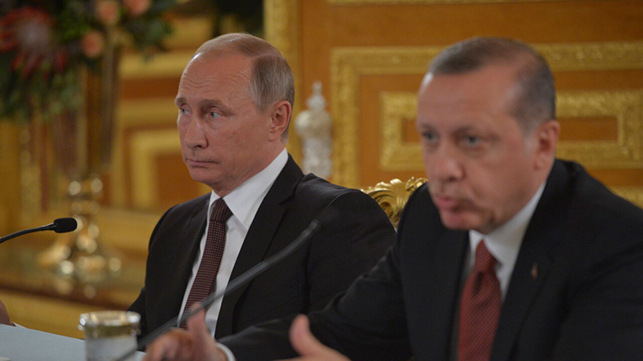 ENERGY-SUMMIT/ Russian President Vladimir Putin and Turkish President Tayyip Erdogan attend a joint news conference following their meeting in Istanbul, Turkey, October 10, 2016. Sputnik/Kremlin/Alexei Druzhinin via REUTERS ATTENTION EDITORS - THIS IMAGE WAS PROVIDED BY A THIRD PARTY. EDITORIAL USE ONLY. - RTSRO2X