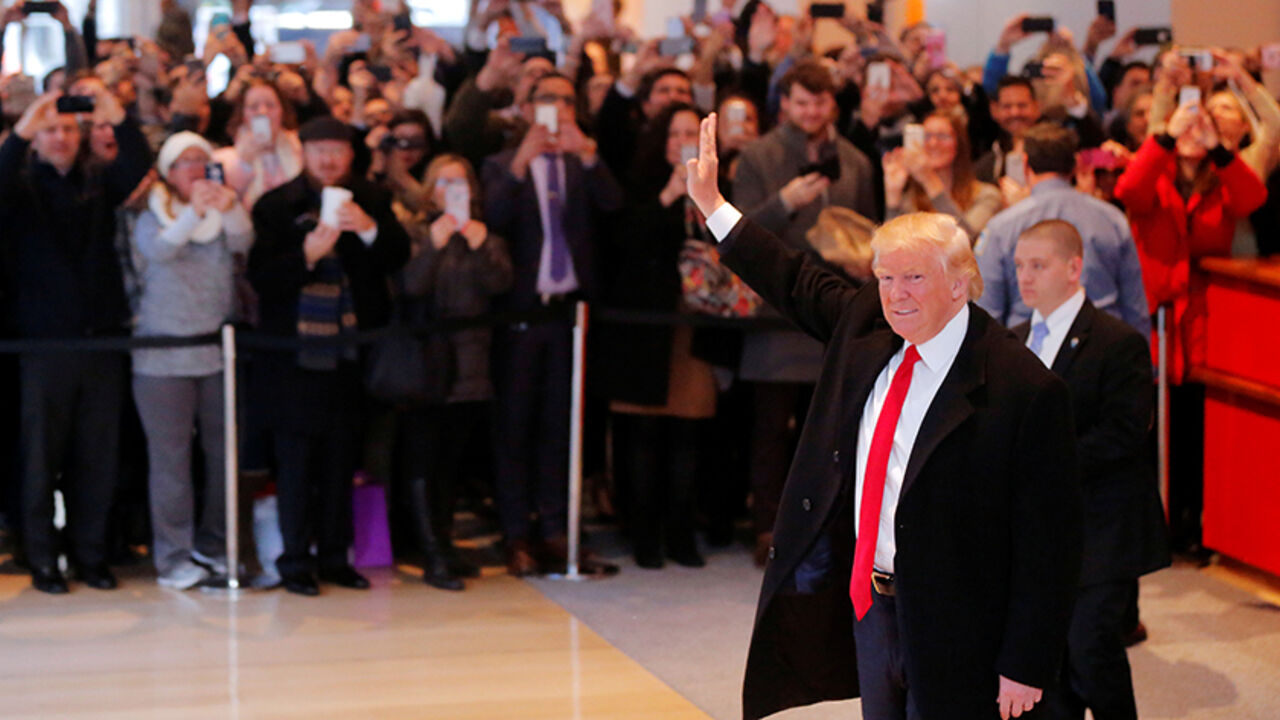 USA-TRUMP U.S. President elect Donald Trump reacts to a crowd gathered in the lobby of the New York Times building after a meeting in New York, U.S., November 22, 2016. REUTERS/Lucas Jackson TPX IMAGES OF THE DAY - RTSSUBO