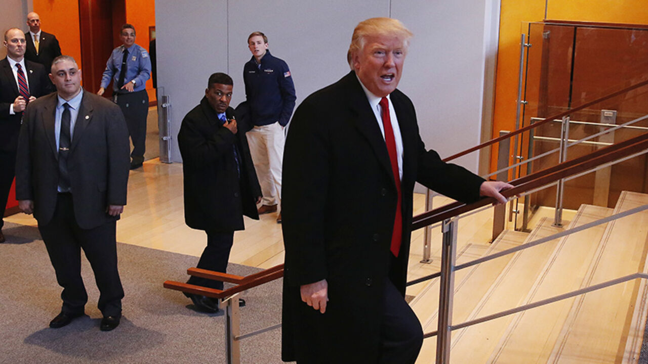 USA-TRUMP U.S. President elect Donald Trump walks up a staircase to depart the lobby of the New York Times building after a meeting in New York, U.S., November 22, 2016. REUTERS/Lucas Jackson - RTSSUCX