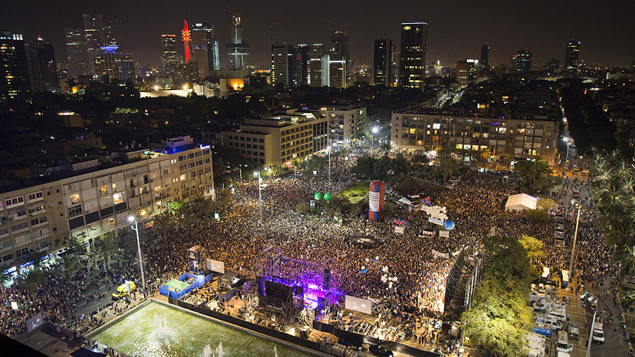 ISRAEL-RABIN/ A general view shows Rabin square during a rally commemorating the 20th anniversary of the assassination of late prime minister Yitzhak Rabin in Tel Aviv, Israel, October 31, 2015. Tens of thousands of Israelis attended the rally in Tel Aviv. REUTERS/Amir Cohen - RTX1U63N