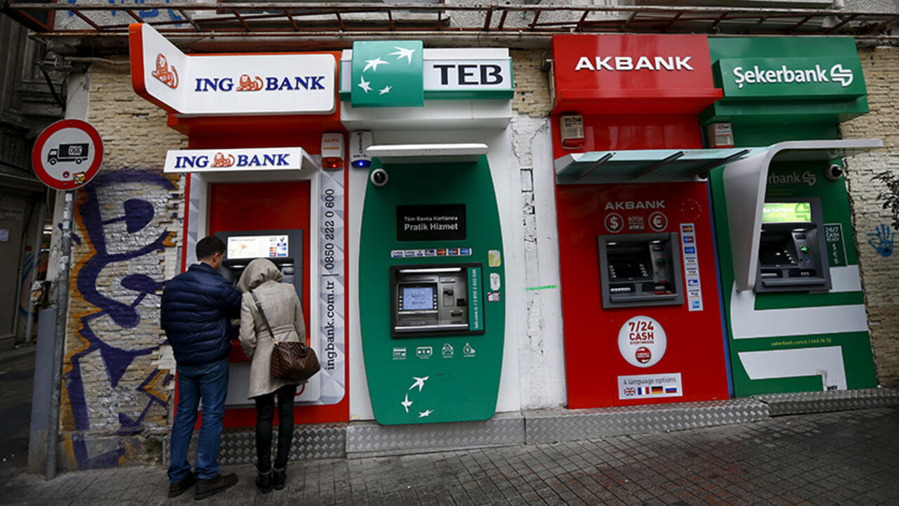 TURKEY-INFLATION/FOOD People withdraw money from an ATM at the main shopping and pedestrian street of Istiklal in central Istanbul, Turkey January 30, 2016. Inflation has become Turkey's biggest economic challenge, hitting the pockets of ordinary people even as President Tayyip Erdogan and the ruling party have built their reputation largely on economic growth and stability. Picture taken January 30, 2016. REUTERS/Murad Sezer - RTX25JC7