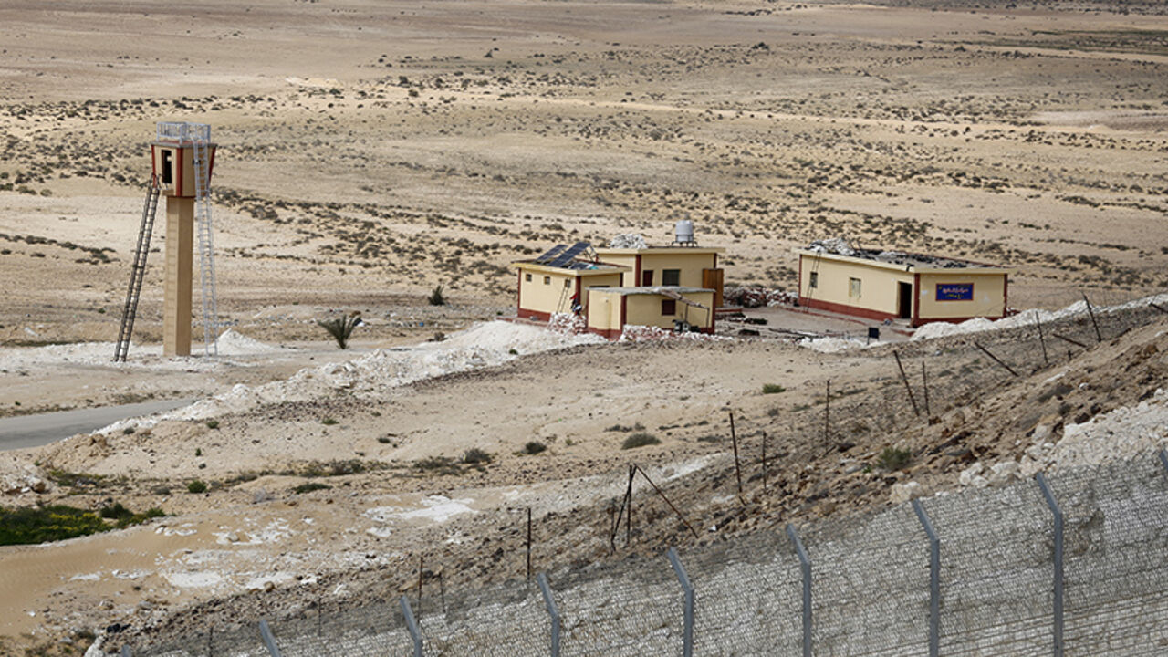 ISRAEL-SINAI/ An Egyptian border post is seen from the Israeli side of the border fence with Egypt's Sinai peninsula, in Israel's Negev Desert February 10, 2016. REUTERS/Amir Cohen - RTX26CIH
