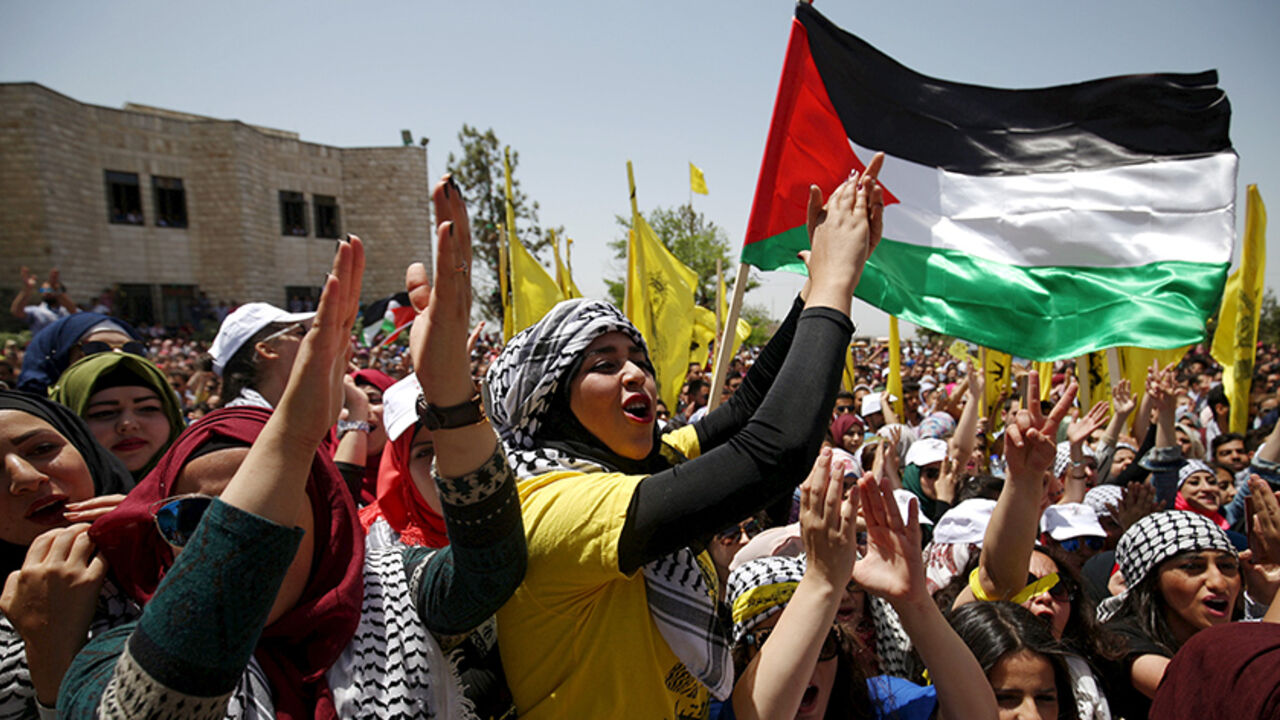 PALESTINIANS-POLITICS/ Palestinian students supporting Fatah movement take part in a rally during an election campaign for the student council at the Birzeit University in the West Bank city of Ramallah April 26, 2016. REUTERS/Mohamad Torokman - RTX2BOUJ