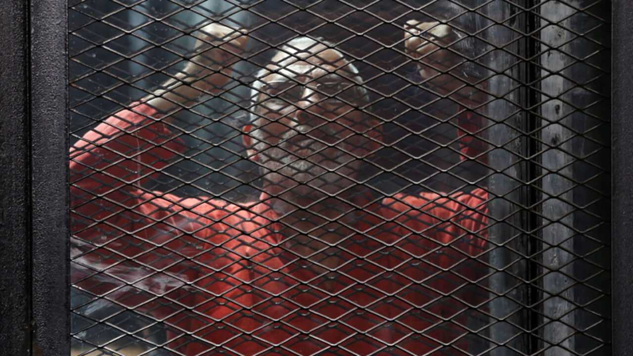 EGYPT-BROTHERHOOD/ Muslim Brotherhood's leader Mohamed Badie shouts solgans against the Interior Ministery behind bars during the trial of 738 brotherhood members for their armed sit-in at Rabaa square, at a court on the outskirts of Cairo, Egypt May 31, 2016. - RTX2F137