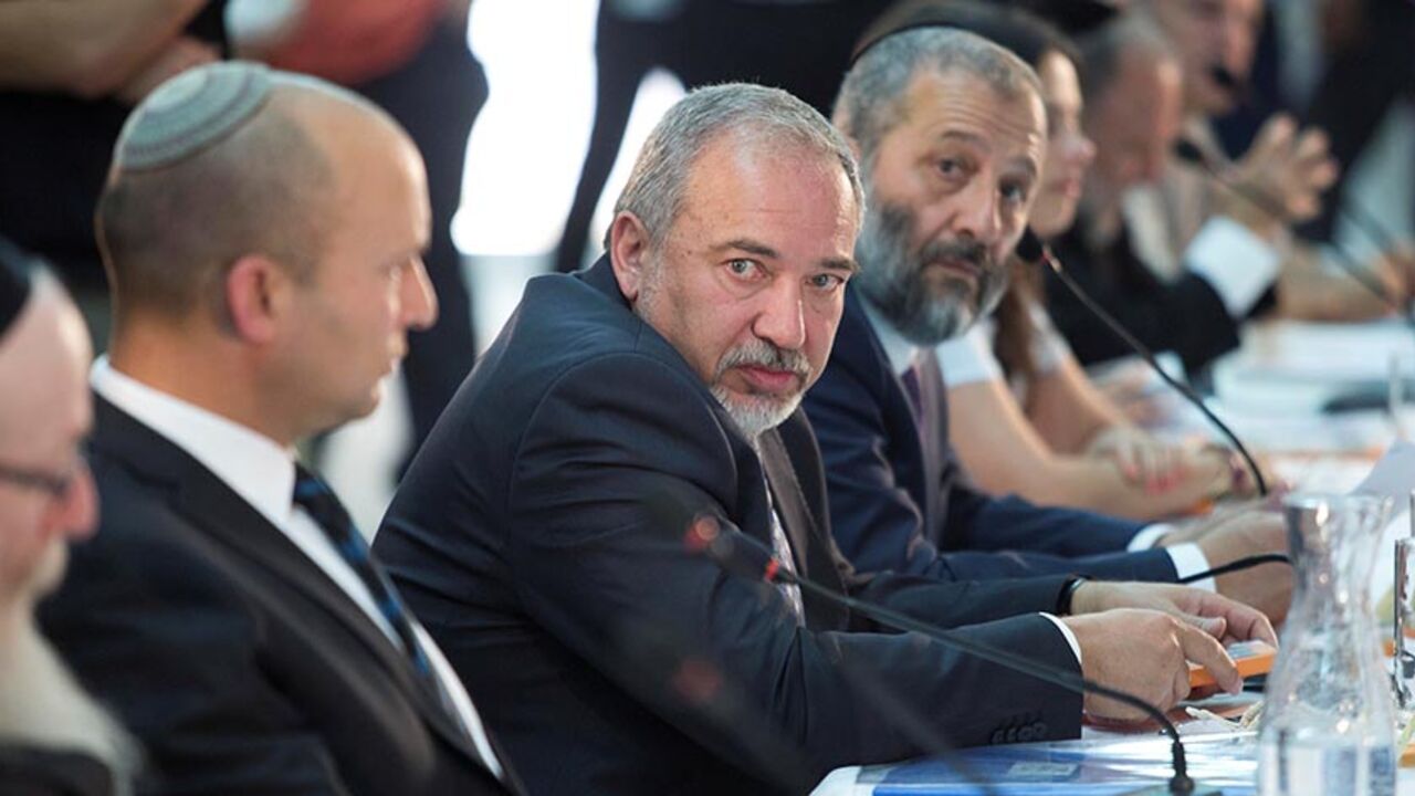 ISRAEL-POLITICS/ Israel defense minister, Avigdor Lieberman (C) during a special Cabinet meeting to mark Jerusalem Day in Ein Lavan spring located in the outskirts of Jerusalem ,02 June 2016. REUTERS/Abir Sultan/Pool - RTX2FADS