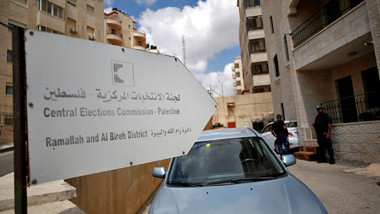 PALESTINIANS-VOTE/ Palestinian policemen stand guard outside the headquarters of the Central Elections Commission in the West Bank town of El Bireh August 17, 2016. REUTERS/Mohamad Torokman - RTX2LI47