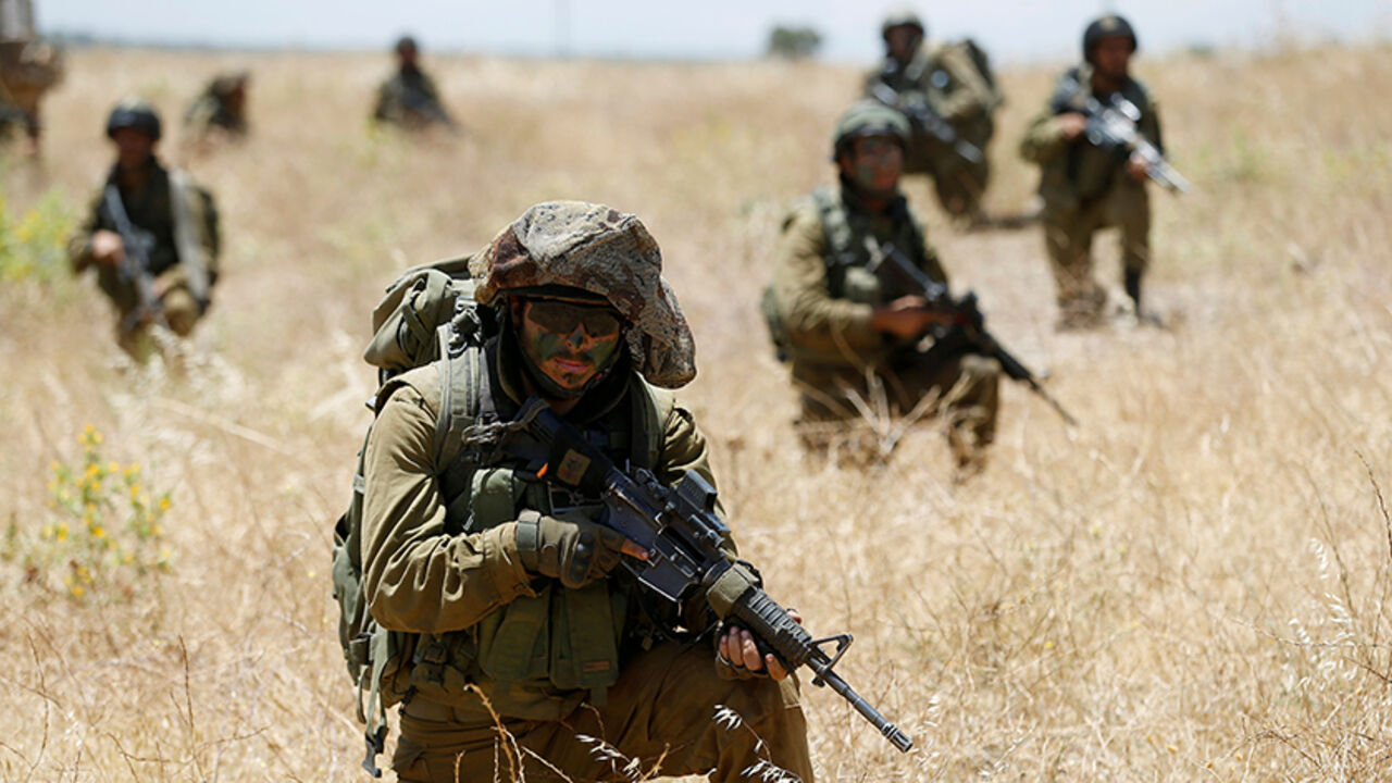 MIDEAST-CRISIS/SYRIA-ISRAEL Israeli soldiers from the 605 Combat Engineering Corps battalion take part in a training session on the Israeli side of the border between Syria and the Israeli-occupied Golan Heights June 1, 2016. REUTERS/Baz Ratner/File Photo - RTX2O7HR