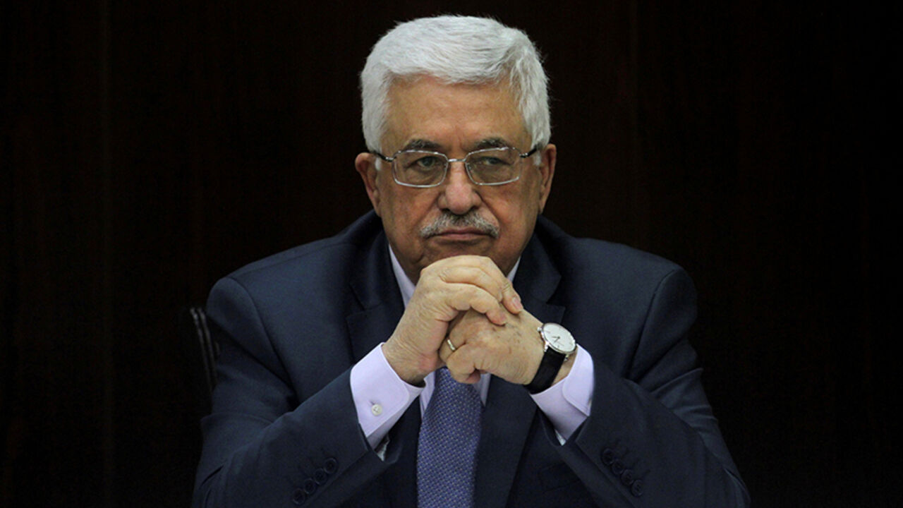 ISRAEL-PALESTINIANS/RUSSIA Palestinian President Mahmoud Abbas heads a Palestinian cabinet meeting in the West Bank city of Ramallah July 28, 2013. REUTERS/Issam Rimawi/Pool/File Photo - RTX2O7X6