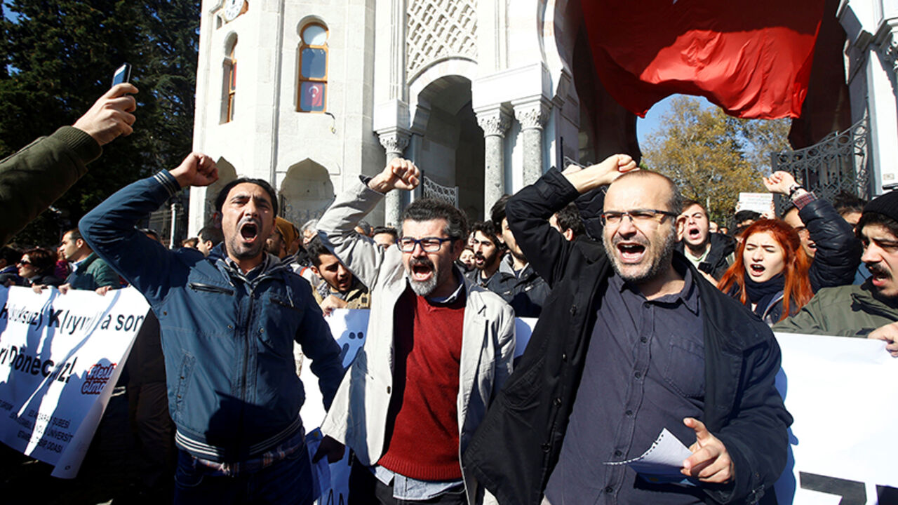 TURKEY-SECURITY/ Demonstrators shout slogans during a protest against a purge of thousands of education staff since an attempted coup in July, in front of the main campus of Istanbul University at Beyazit square in Istanbul, Turkey, November 3, 2016. REUTERS/Osman Orsal - RTX2RP4T