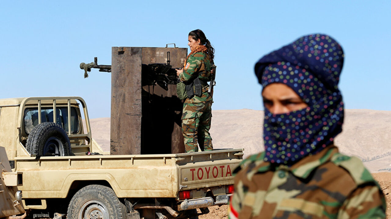 An Iranian-Kurdish female fighters mans a weapon during a battle with Islamic State militants in Bashiqa, near Mosul, Iraq November 3, 2016. REUTERS/Ahmed Jadallah     TPX IMAGES OF THE DAY      - RTX2RRHD