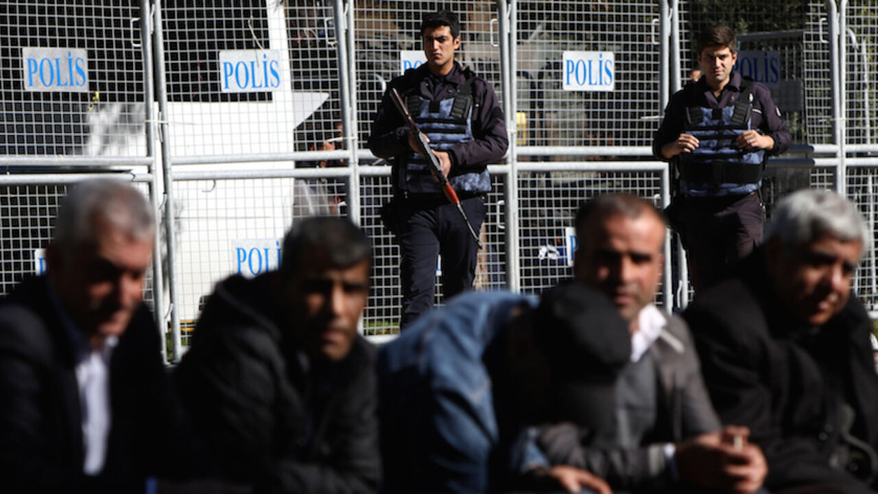 TURKEY-SECURITY/KURDS-HDP Riot police stand guard in front of a courthouse during a gathering to protest against the arrest of pro-Kurdish Peoples' Democratic Party (HDP) lawmakers, in the southeastern city of Diyarbakir, Turkey, November 4, 2016. REUTERS/Sertac Kayar - RTX2RWR1