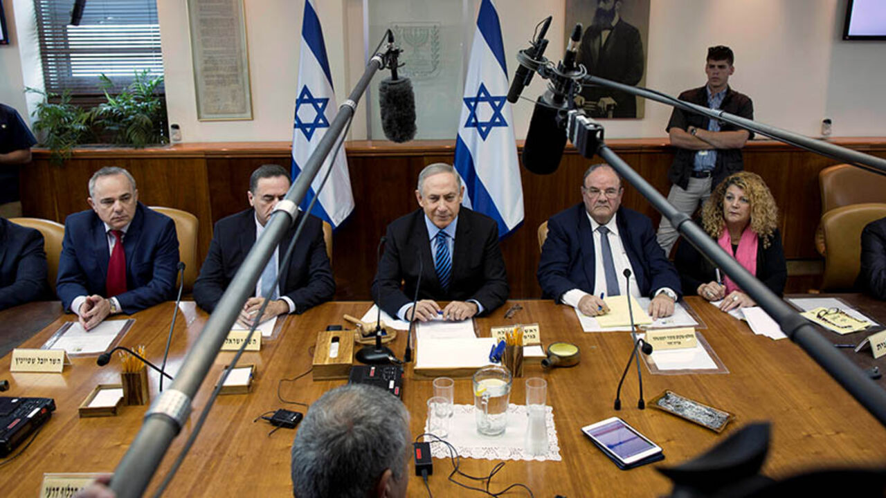 ISRAEL-POLITICS/ Israeli Prime Minister Benjamin Netanyahu (C) attends the weekly cabinet meeting at his office in Jerusalem November 6, 2016. REUTERS/Abir Sultan/Pool - RTX2S46T