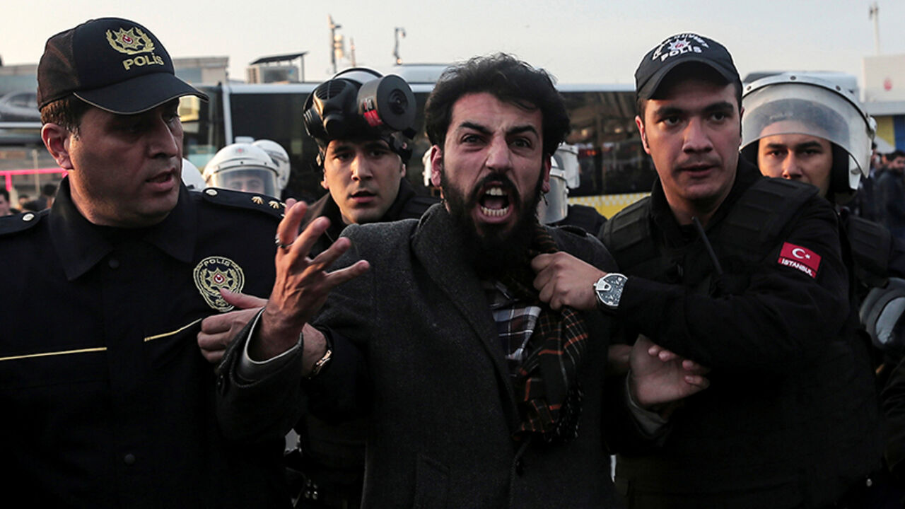 TURKEY-SECURITY/KURDS Police officers detain a protester during a protest against the arrest of pro-Kurdish Peoples' Democratic Party (HDP) lawmakers, in Istanbul, Turkey November 6, 2016. REUTERS/Huseyin Aldemir - RTX2S6QZ