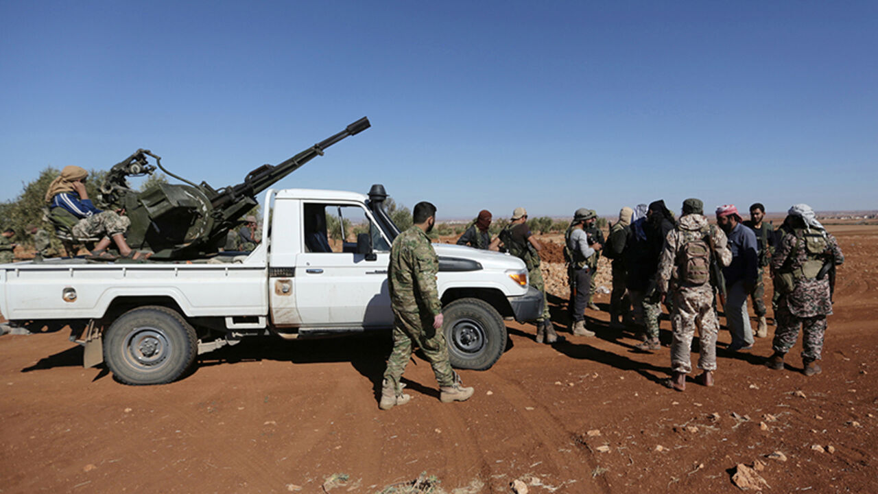 MIDEAST-CRISIS/SYRIA-ALBAB Rebel fighters gather during their advance towards the Islamic State-held city of al-Bab, northern Syria October 26, 2016. Picture taken October 26, 2016. REUTERS/Khalil Ashawi - RTX2TKNU