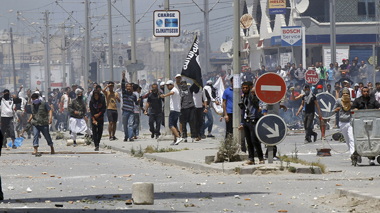 TUNISIA-POLITICS/ Supporters of Islamist group Ansar al-Sharia clash with riot police at Hai al Tadamon in Tunis May 19, 2013. Supporters of the hardline Islamist group clashed with Tunisian police in two cities on Sunday after the government banned its annual rally and the regional arm of al Qaeda urged it to stand firm against the authorities. REUTERS/Anis Mili (TUNISIA - Tags: CIVIL UNREST POLITICS RELIGION) - RTXZSR8