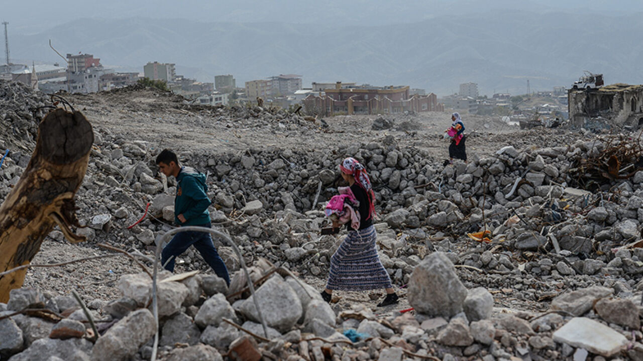AFP_I303T People arrive at Sirnak city on November 14, 2016 after a 246-day curfew was partially lifted.
The curfew in Sirnak, a city of 290,000, was imposed on March 14 as part of operations to eradicate the PKK from eastern Turkey. / AFP / ILYAS AKENGIN (Photo credit should read ILYAS AKENGIN/AFP/Getty Images)