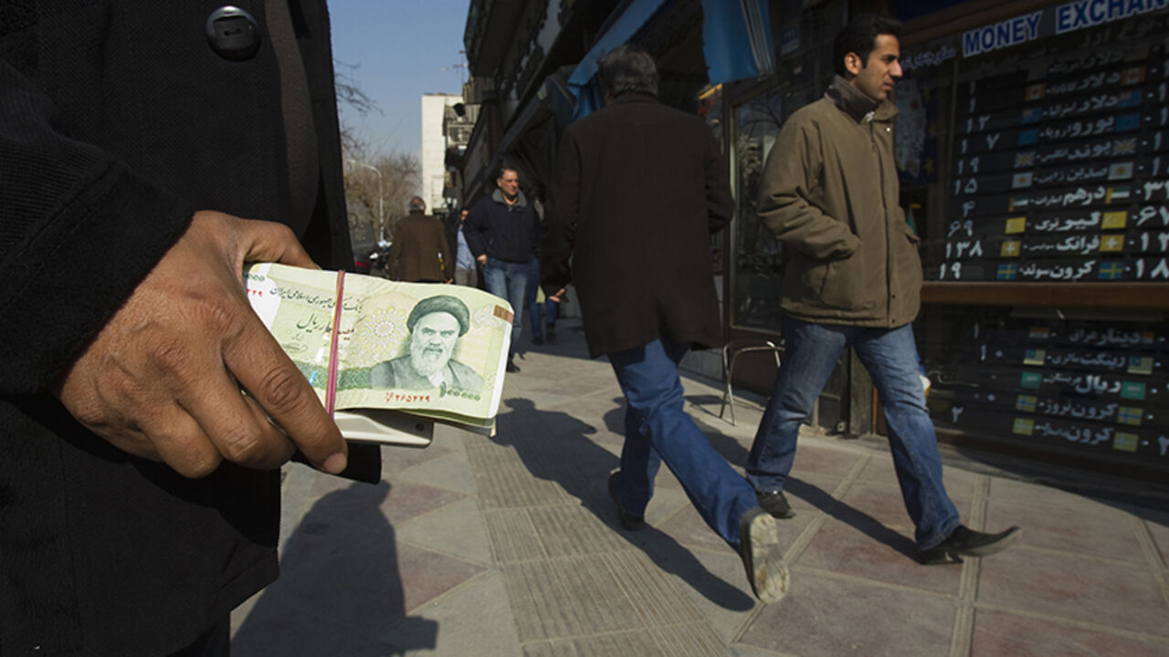 IRAN/ EDITORS' NOTE: Reuters and other foreign media are subject to Iranian restrictions on leaving the office to report, film or take pictures in Tehran.
A money changer holds Iranian rial banknotes as he waits for customers in Tehran's business district January 7, 2012. REUTERS/Raheb Homavandi (IRAN - Tags: BUSINESS) - RTR2VZCL