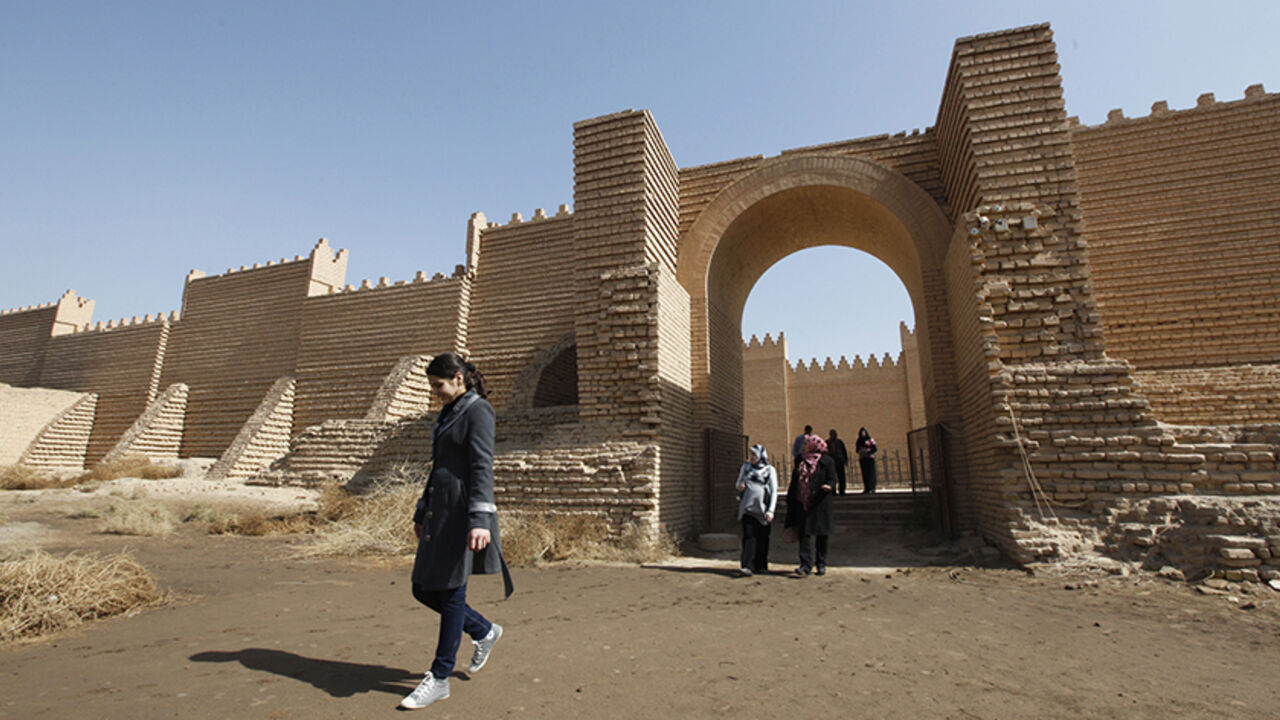 IRAQ/ Residents visit the ancient city of Babylon near Hilla, 100 km (62 miles) south of Baghdad February 17, 2012. Picture taken February 17, 2012. REUTERS/Mohammed Ameen (IRAQ - Tags: TRAVEL SOCIETY) - RTR2Y1RF