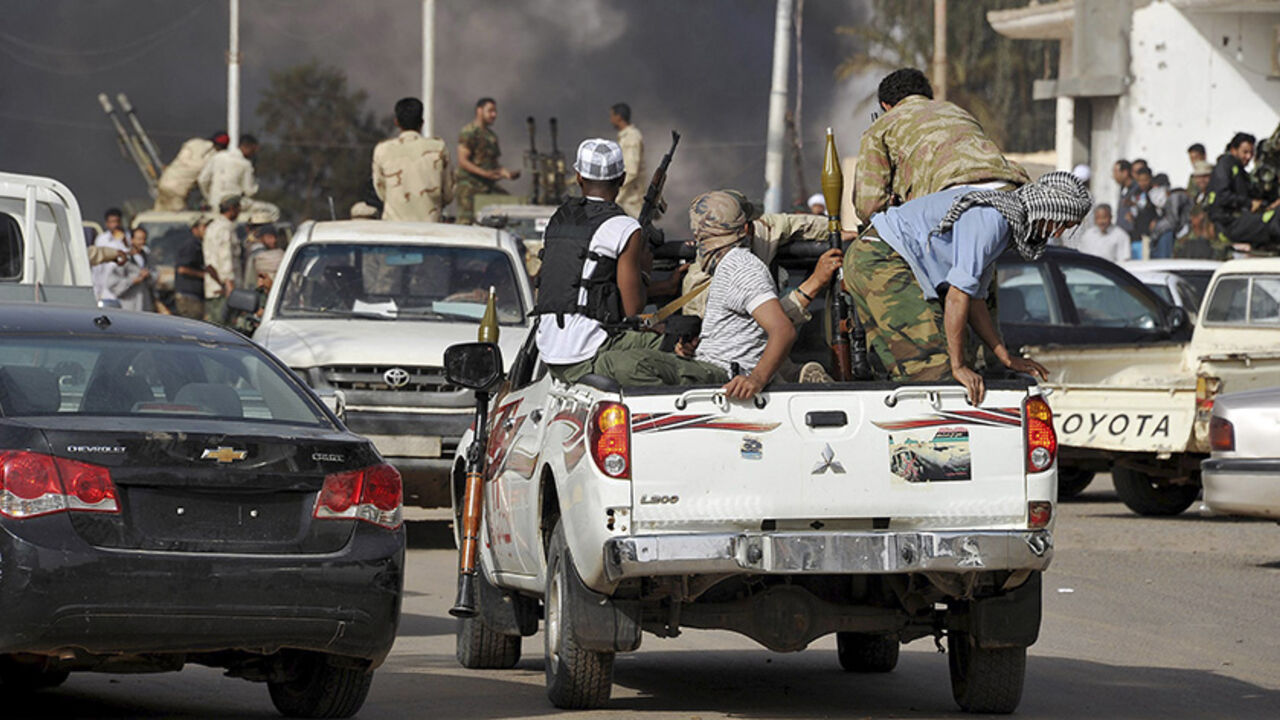 LIBYA-CLASHES/ Fighters prepare for clashes between rival militias in Sabha March 29, 2012. Rival militias in the southern Libyan city of Sabha have reached a deal to end four days of fighting that killed more than 50 people, marking a fresh attempt by the government to impose order nationwide months after the overthrow of Muammar Gaddafi. REUTERS/Stringer (LIBYA - Tags: CIVIL UNREST MILITARY) - RTR302SL