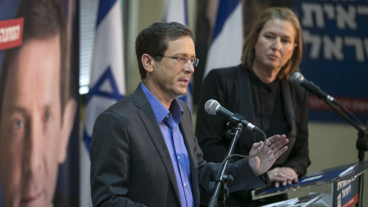 ISRAEL-POLITICS/ Tzipi Livni (R) and Isaac Herzog, heads of the centrist Zionist Union party, hold a news conference in Tel Aviv to introduce their party's platform for the March 17 election, March 8, 2015. REUTERS/Baz Ratner (ISRAEL - Tags: POLITICS ELECTIONS) - RTR4SIUR