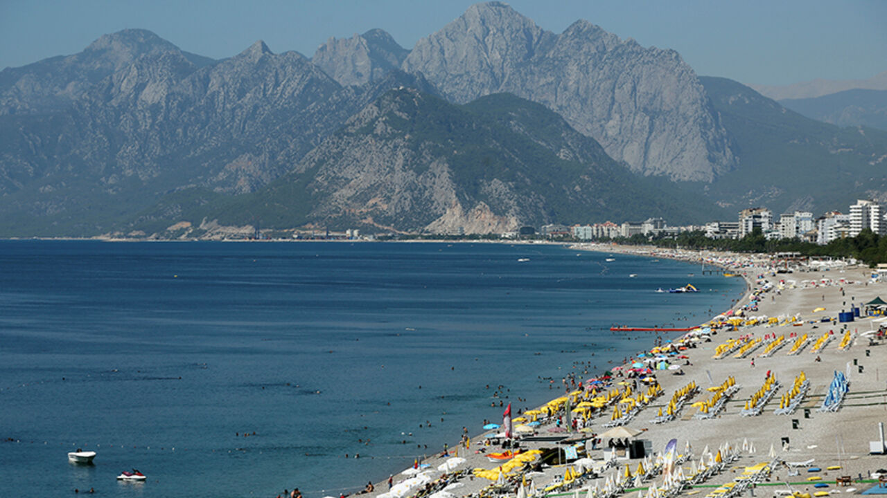 TURKEY-TOURISM/ Tourists enjoy a beach in the Mediterranean resort city of Antalya, a popular destination for German tourists, in Turkey, July 25, 2016. REUTERS/Kaan Soyturk - RTSJICZ