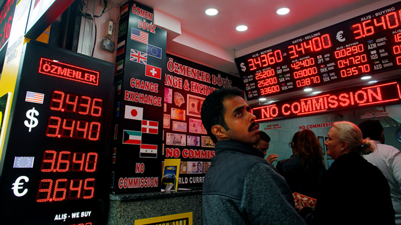 TURKEY-MARKETS People check currency exchange rates at an currency exchange office in Istanbul, Turkey, November 25, 2016. REUTERS/Murad Sezer - RTST8W8